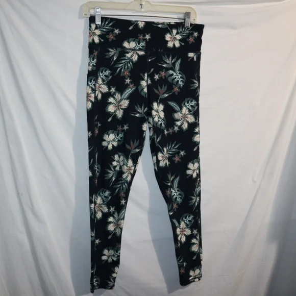 Vuori Stride Leggings in Ink Maui Floral print Green - Picture 8 of 12